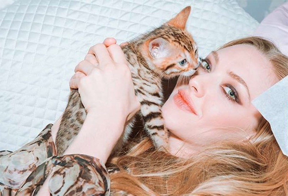 A atriz Amanda Seyfried bela e plena na campanha do perfume Live Irrésistible, da Givenchy (Foto: Divulgação) — Foto: Glamour