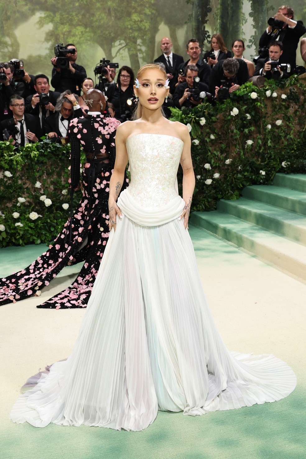 Met Gala 2024: Ariana Grande aposta em visual arrebatador para o baile