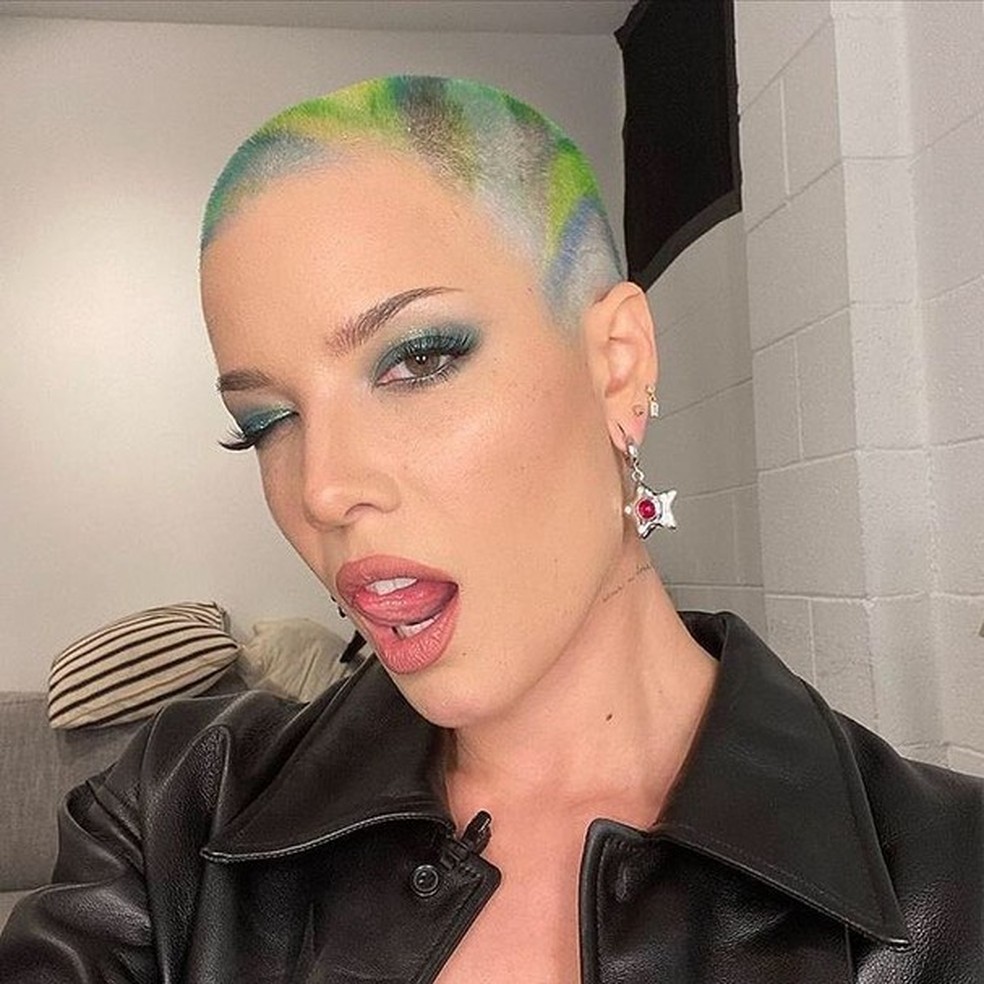 Cabelos coloridos: como conseguir e como manter o visual divertido que é tendência para 2022 (Foto: Reprodução/ Instagram @iamhalsey) — Foto: Glamour