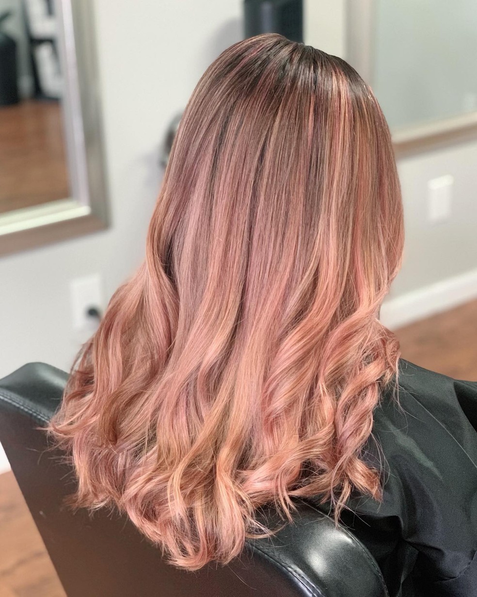 Cherry blonde é a cor fantasia do momento — Foto: @gabriellashairstudio