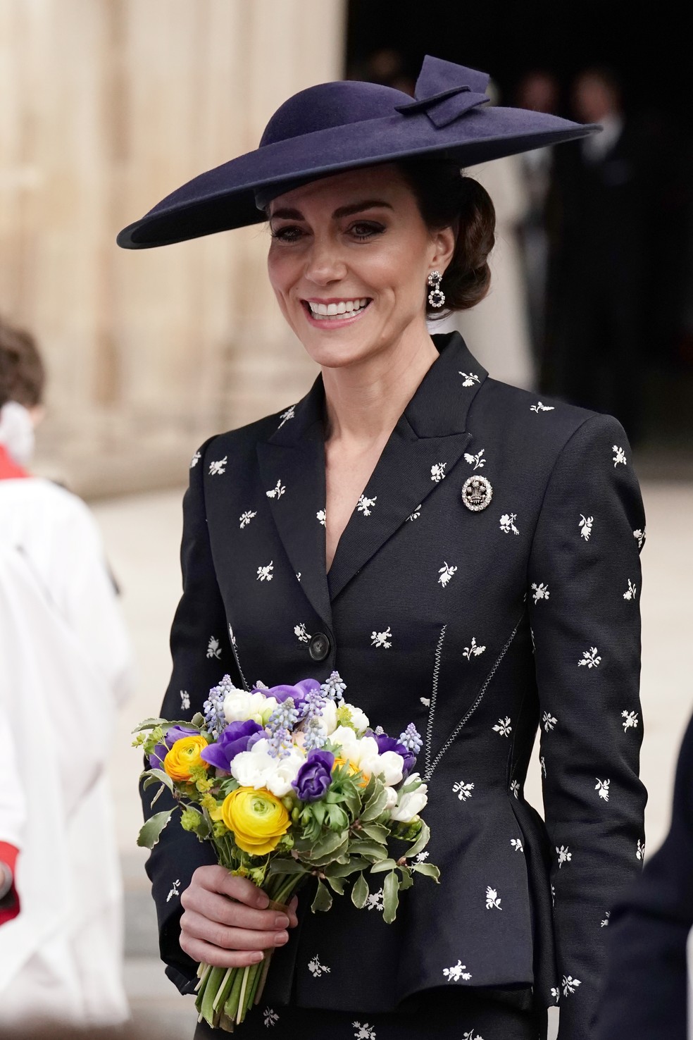 Kate Middleton usa brinco de Lady Di e broche dado de presente pelo rei Charles — Foto: Getty Images