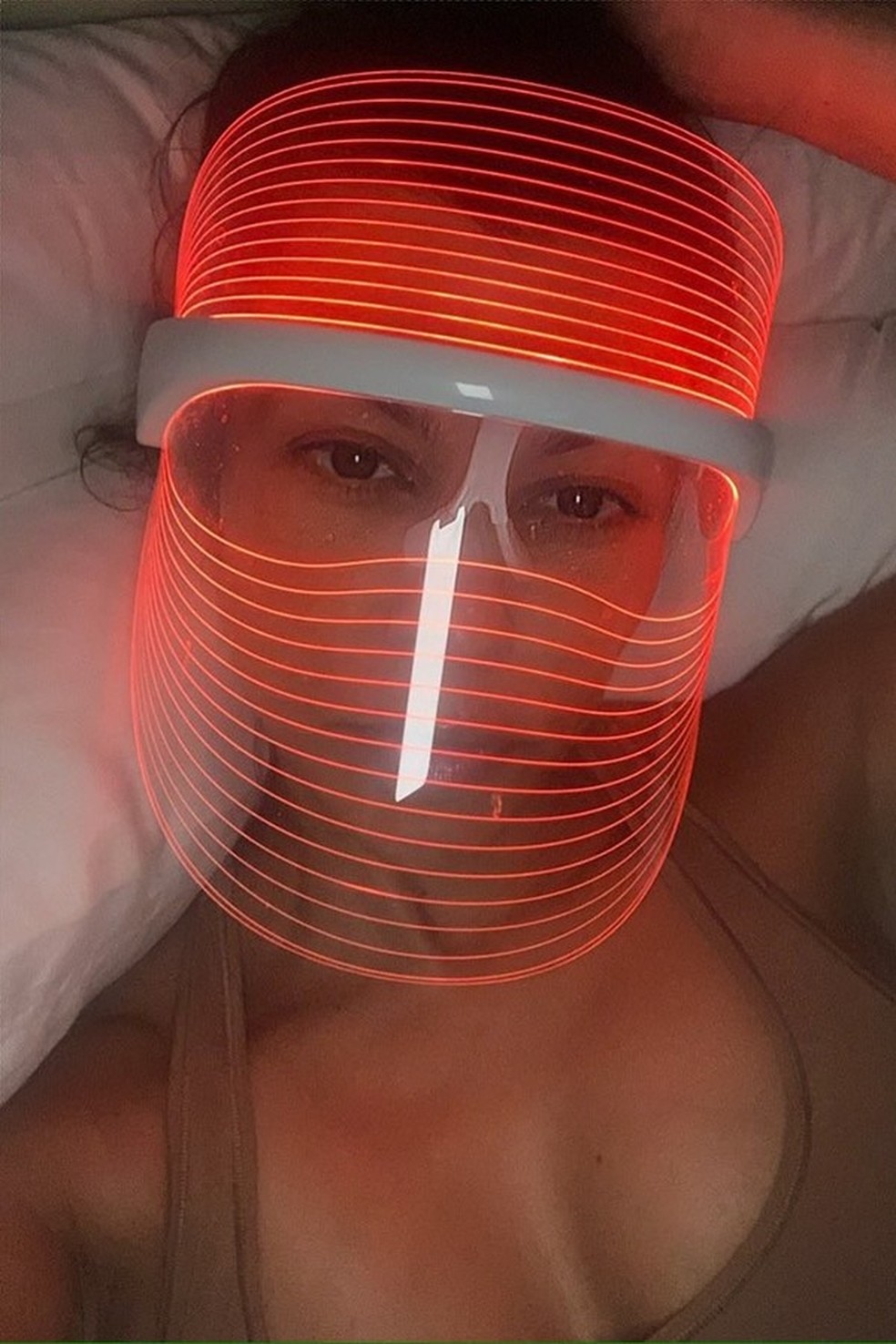Máscara de LED: tudo sobre o gadget de beleza que as famosas estão amando (Foto: Reprodução / Instagram ) — Foto: Glamour