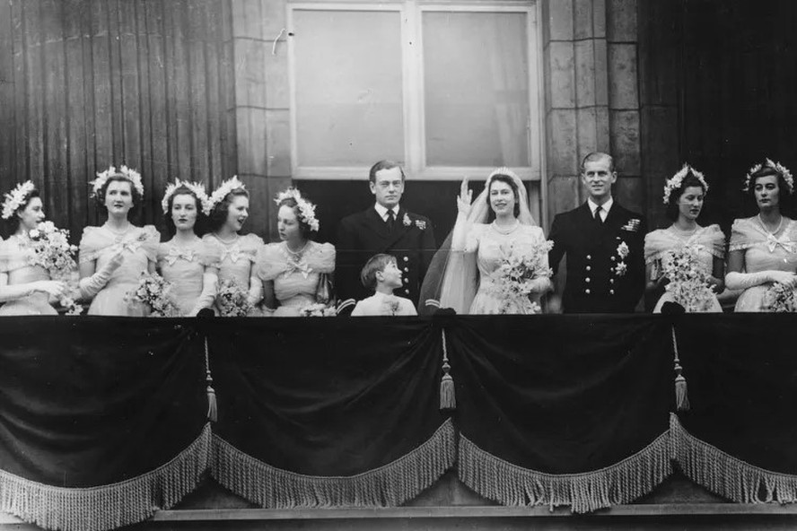 Vestido de madrinha usado no casamento da rainha Elizabeth é leiloado por R$ 300 mil