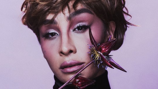Glamour de junho: Linn da Quebrada estrela a capa