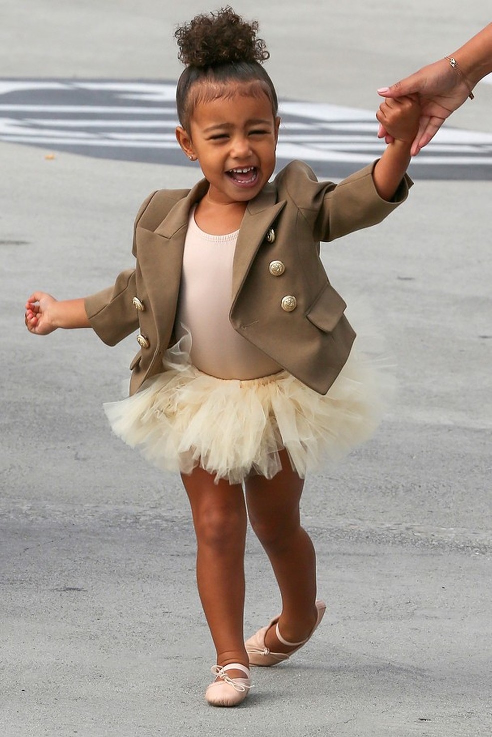Mais um look fofo dela indo pro balé! Dessa vez de jaqueta Balmain. (Foto: AKM) — Foto: Glamour