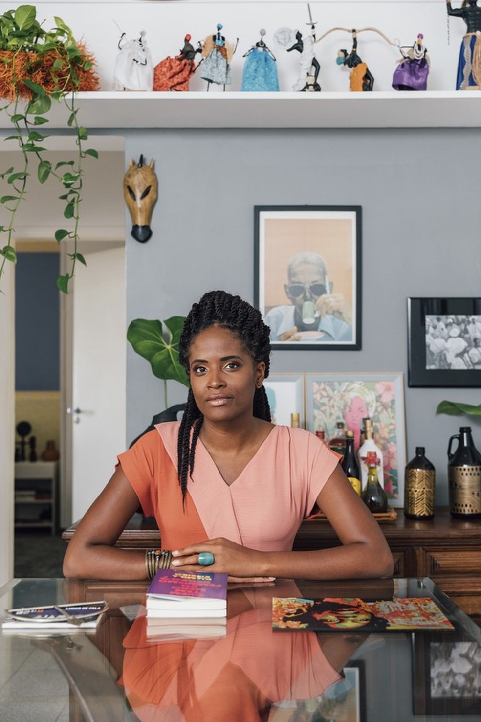 Djamila Ribeiro na sua sala de estar, decorada com alguns símbolos do Candomblé (Foto: Caroline Lima/Acervo Casa Vogue) — Foto: Glamour