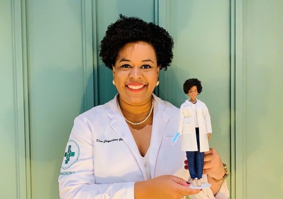 Biomédica Jaqueline Góes é homenageada com boneca Barbie (Foto: Divulgação) — Foto: Glamour