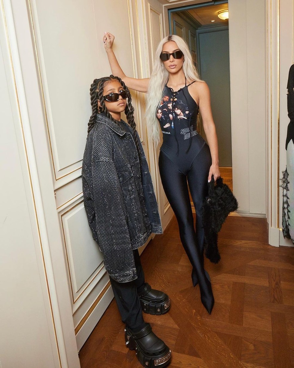 North West com a mãe Kim Kardashian em parada durante a semana de alta-costura em Paris — Foto: Reprodução/Instagram