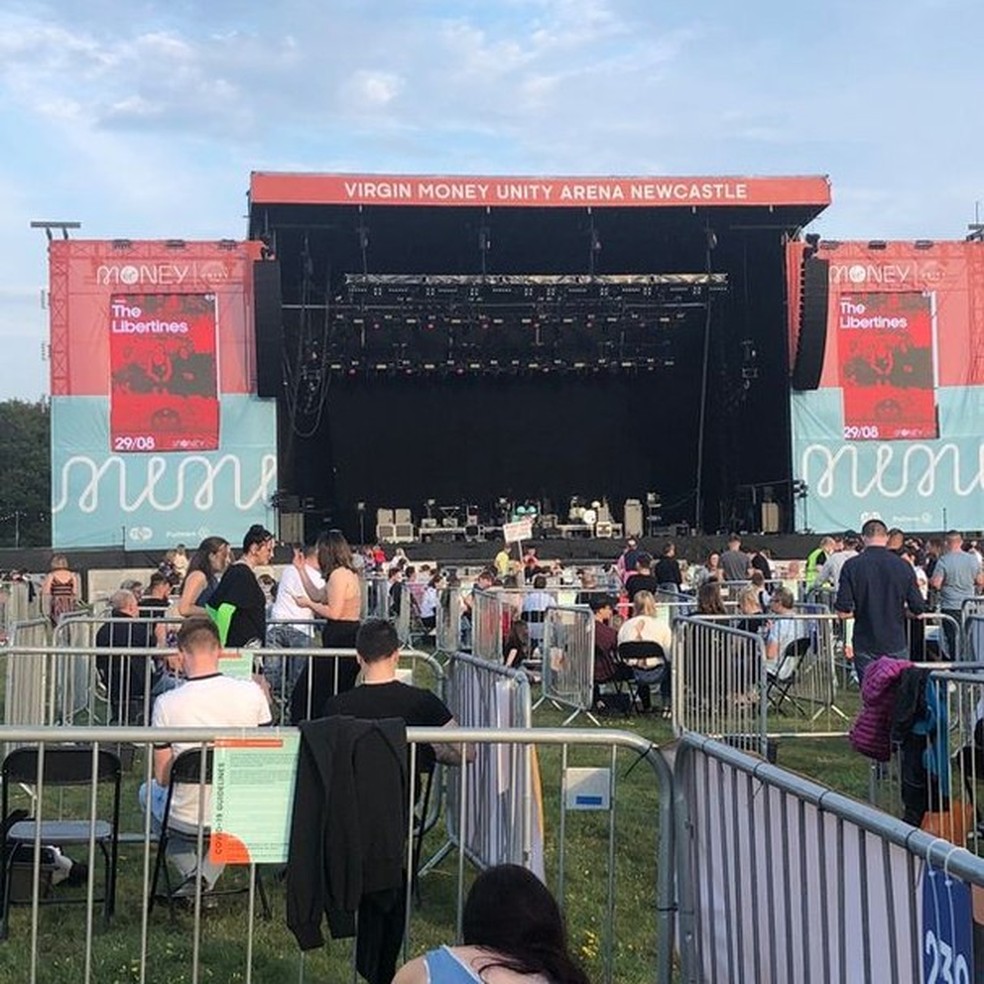 Na Inglaterra, primeiro show com distanciamento social tem público em "baias" (Foto: TWITTER) — Foto: Glamour