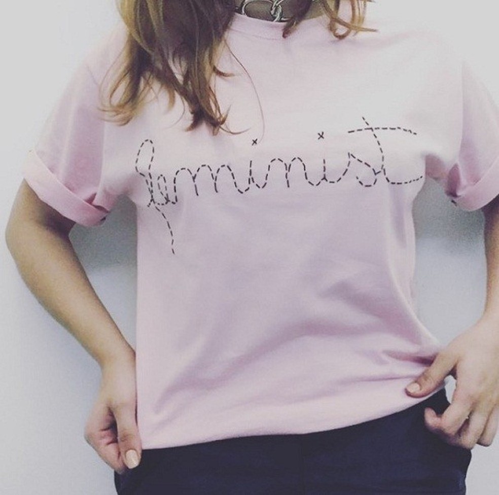 Personalizadas, as camisetinhas bordadas da Giu Couture caíram nas graças dos fashionistas (Foto: Reprodução/Instagram) — Foto: Glamour