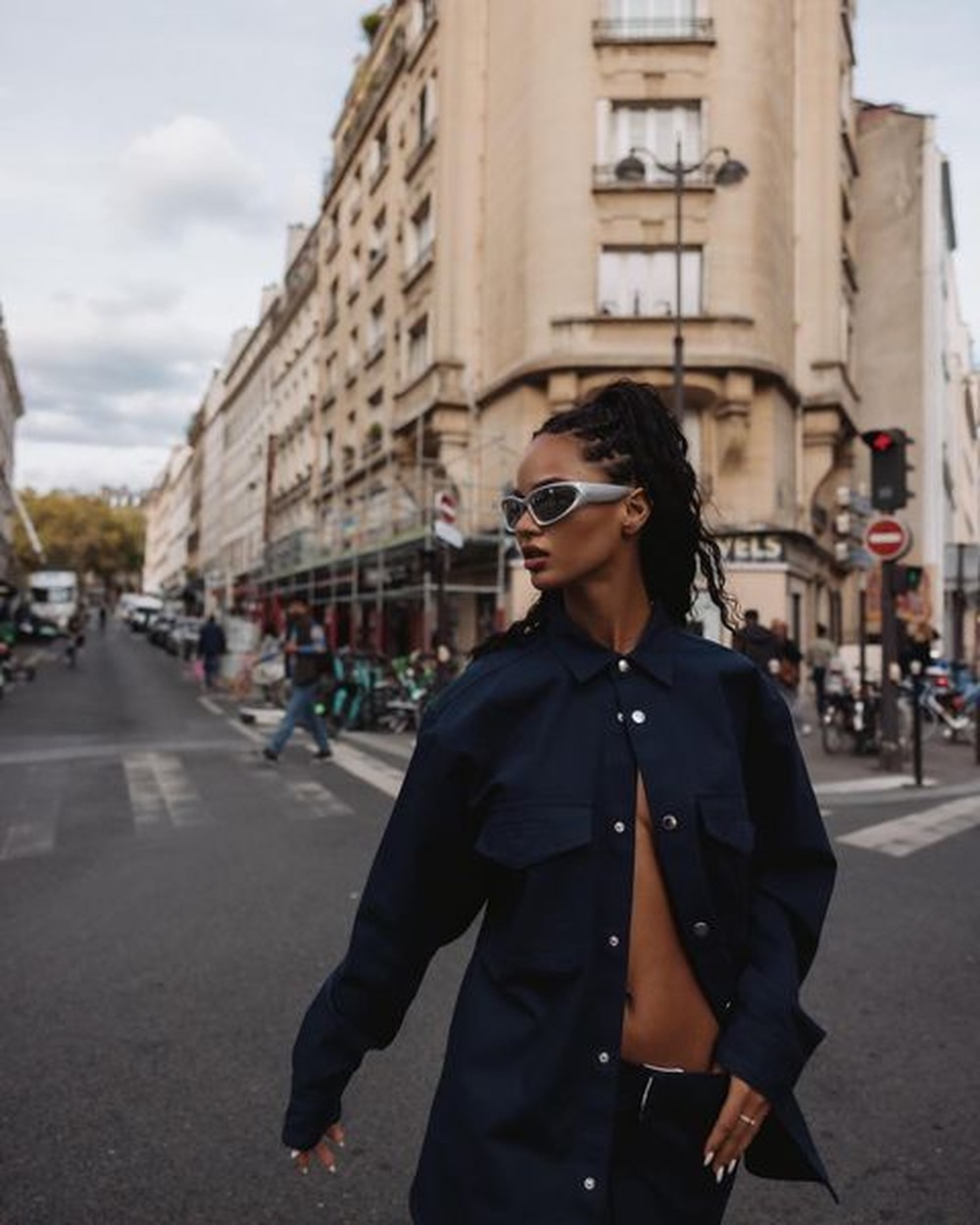 Juliana Nalú aposta em look all-jeans em ensaio de fotos em Paris