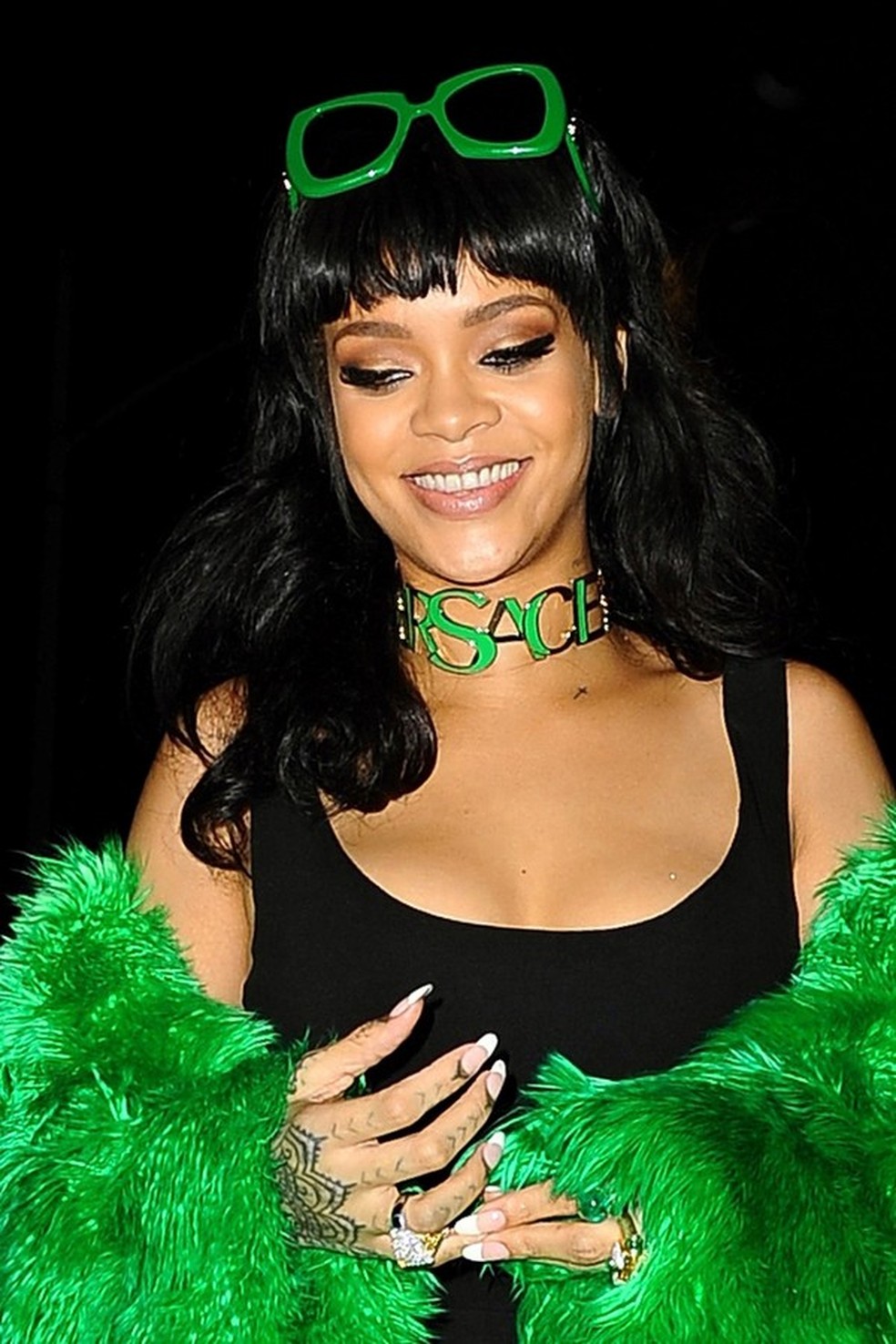 E a chocker grandona da Versace bem anos 2000? (Foto: Backgrid) — Foto: Glamour