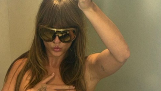Victoria de Angelis deixa fãs eufóricos ao fazer topless em selfie