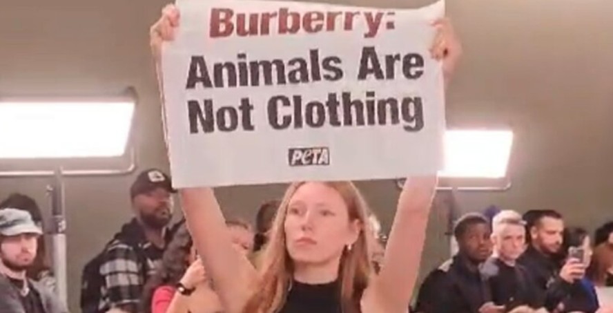 PETA invade desfile da Burberry, na semana de moda de Londres