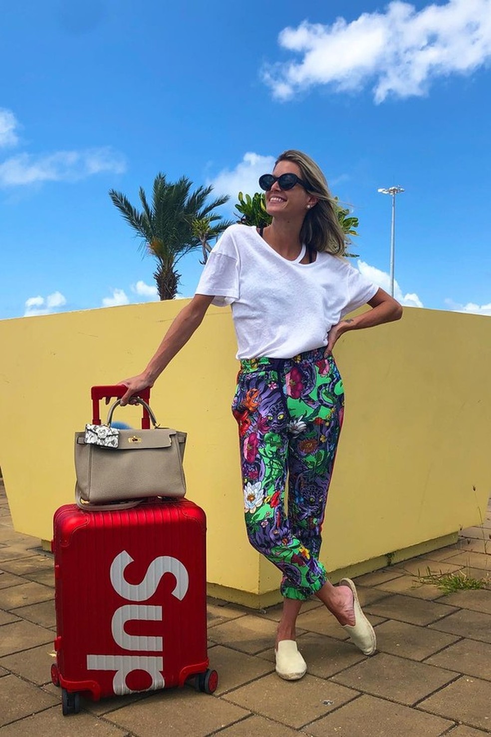 Não é demais a mala da collab entre Rimowa e a Supreme? Helena Bordon curtiu! (Foto: Reprodução Instagram) — Foto: Glamour