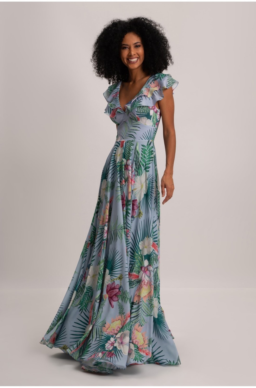 Leve e fluido, este vestido tem uma estampa bem natural, com folhagens e flores. Da Dolps, por 763 reais no site da marca (Foto: divulgação ) — Foto: Glamour