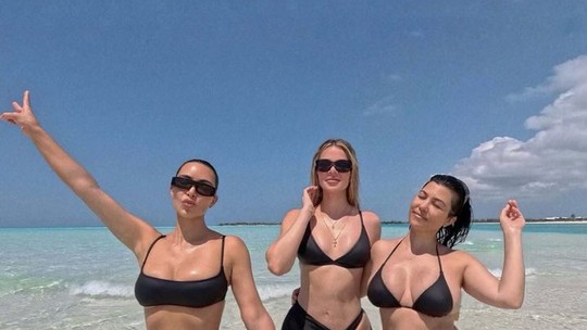 Kourtney Kardashian cala haters após foto de biquíni: "Eu amo o corpo que deu meus filhos"