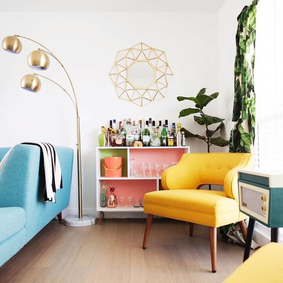 Na sala... (Foto: Instagram @abeautifulmess) — Foto: Glamour
