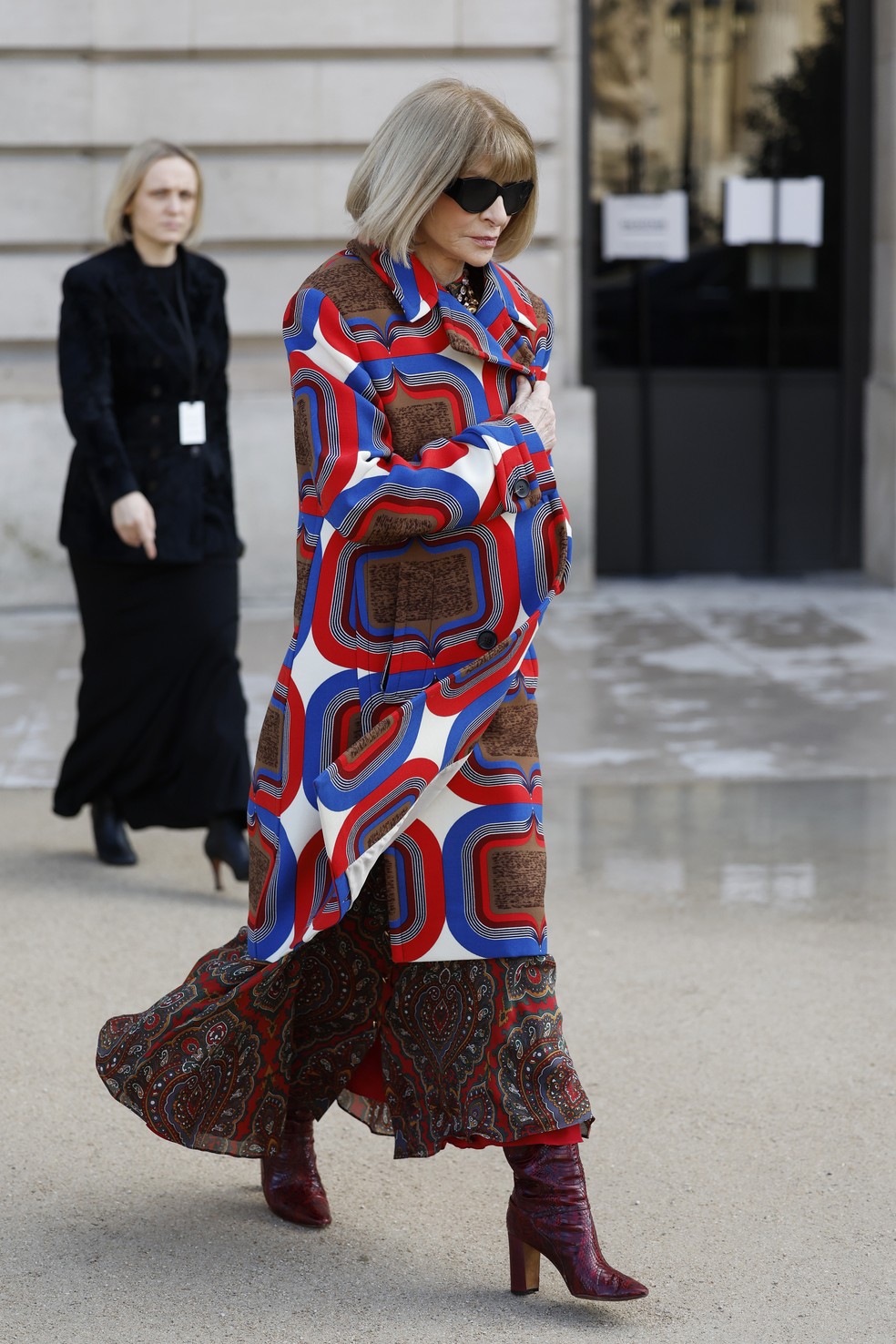Não é por acaso que Andrea Sachs usa as mesmas botas que Anna Wintour — Foto: Getty Images