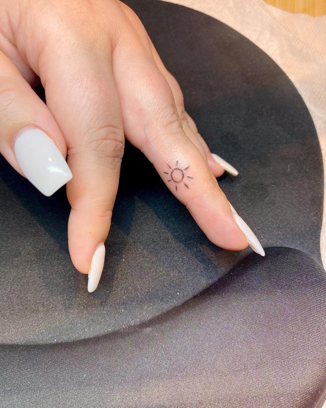 Tatuagens no dedo: mais de 40 ideias delicadas, estilosas e com significado