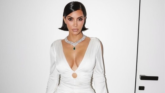 Kim Kardashian leiloará figurino de 'Tudo É Justo' para arrecadar dinheiro para mulheres que precisam de assistência jurídica