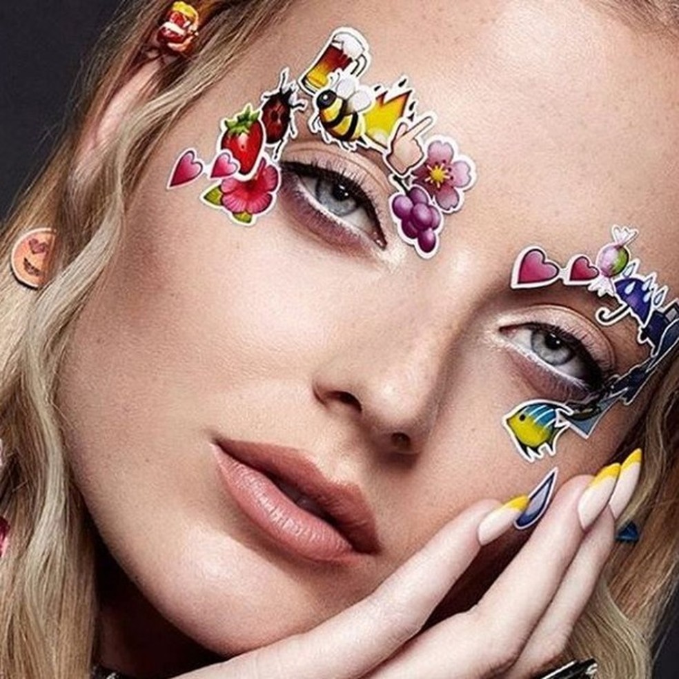 Adesivos colados no rosto são tendência! (Foto: Reprodução/Instagram) — Foto: Glamour