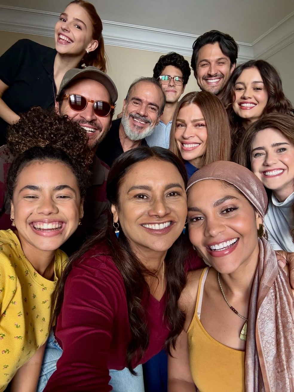 Dira Paes posa com elenco de "Três Graças" — Foto: Reprodução/Instagram