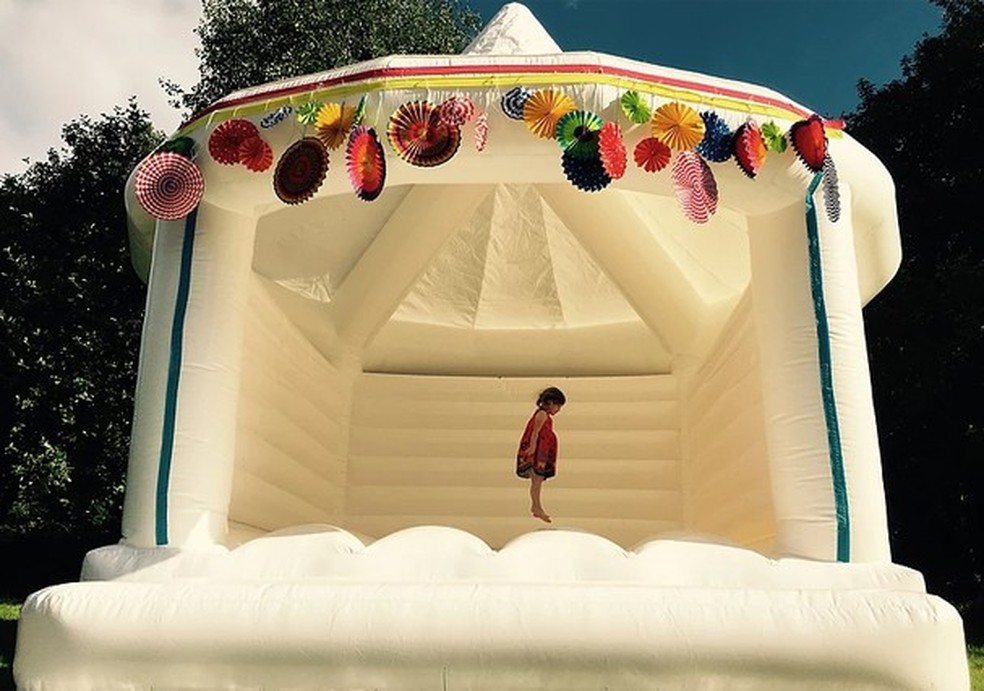 Castelo inflável com pula-pula é o novo hit das festas de casamento
