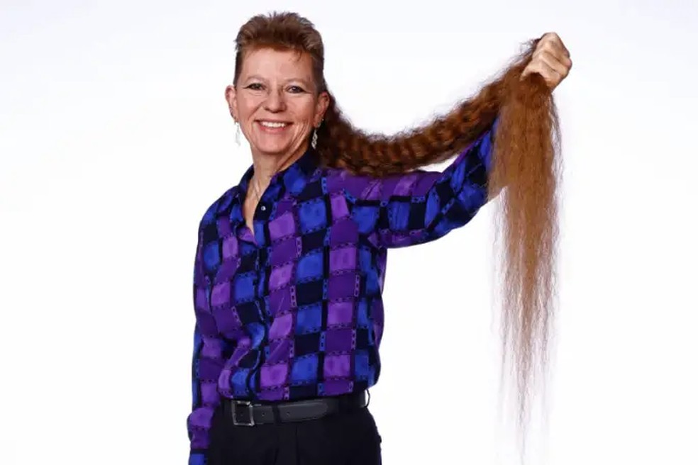 Mulher do Tennessee bate recorde de cabelo mullet mais longo do mundo — Foto: Divulgação