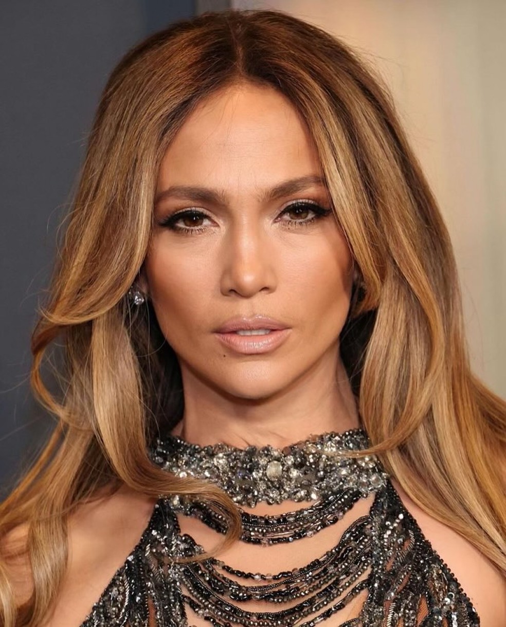 Jennifer Lopez impressiona com vestido transparente de cristais em premiação — Foto: Reprodução/Instagram