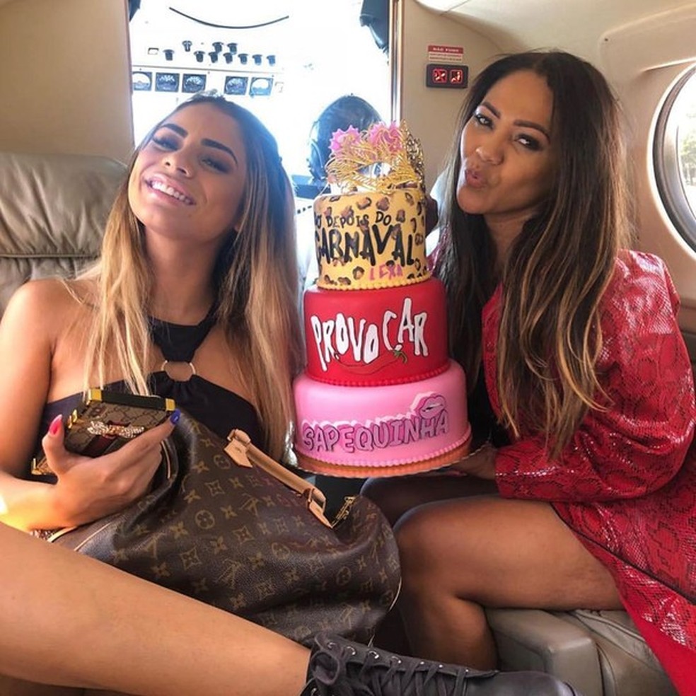 Lexa celebra aniversário da mãe e fãs se surpreendem: 'Parece irmã'