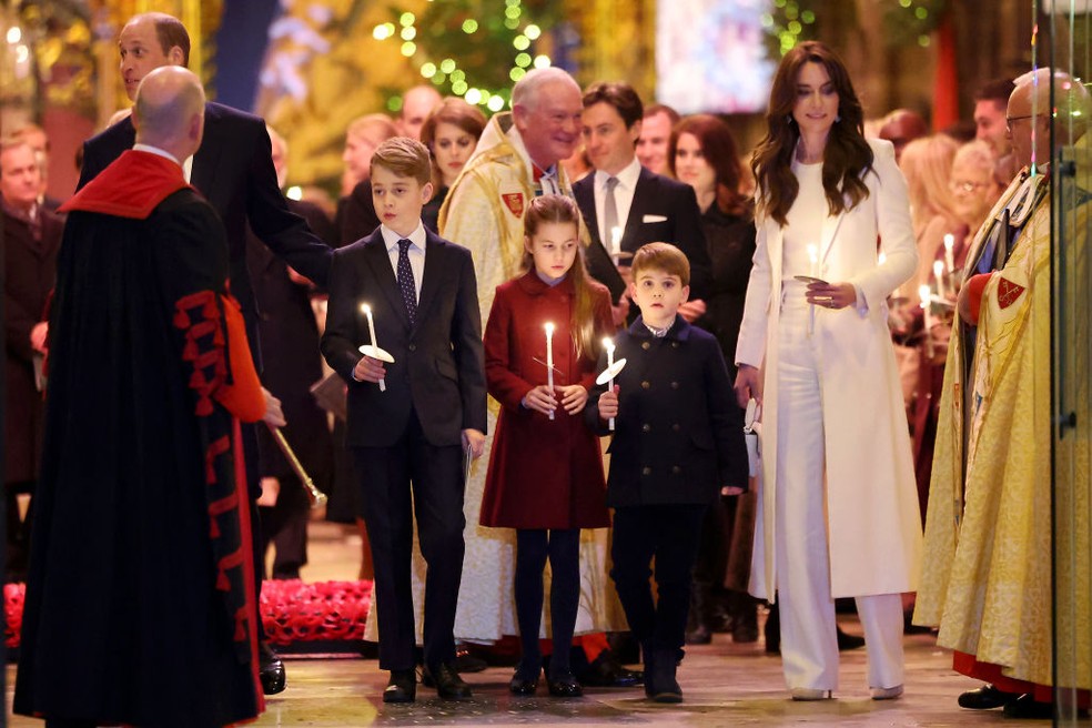 Kate Middleton e príncipe William e os filhos ao centro — Foto: Getty Images