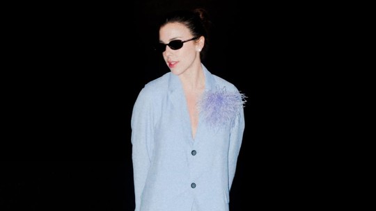 Alice Wegmann aposta em terno azul de R$ 4 mil no Rio Fashion Week