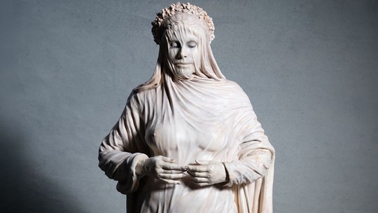 Moldura 3D, próteses e horas de processo: como Heidi Klum se transformou em estátua no Met Gala