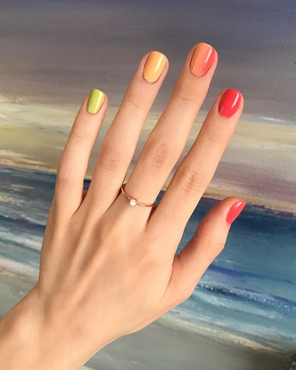 Unhas curtas (Foto: Reprodução / Instagram @polished_yogi) — Foto: Glamour