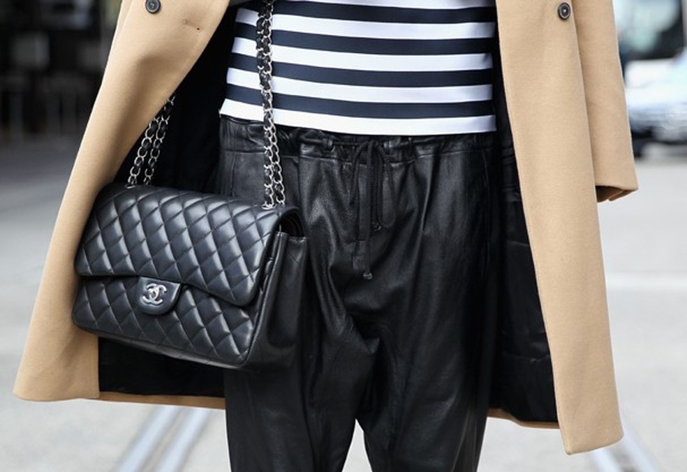 A versão moderna da bolsa 2.55 da Chanel (Foto: Getty Images) — Foto: Glamour