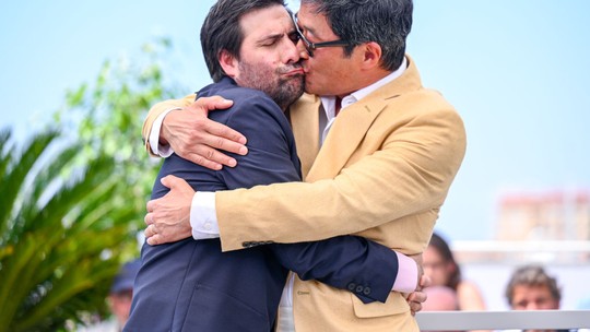 Jason Schwartzman e Steve Park dão beijinho e se divertem em Cannes