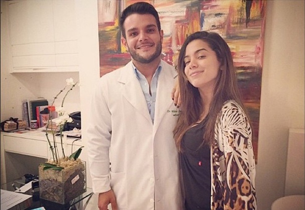Dr. Theo com uma de suas pacientes, Anitta (Foto: Divulgação) — Foto: Glamour