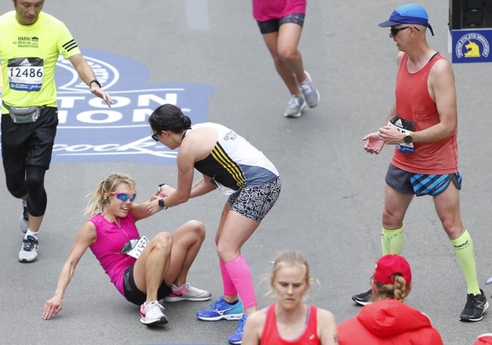 A gente vê cenas como essa em treinos e provas por aí. Por que não levar essa corrente do bem para fora da corrida? (Foto: Getty Images) — Foto: Glamour