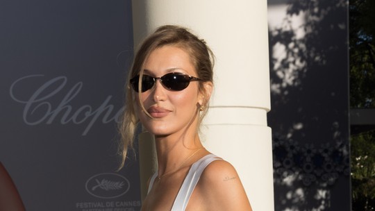 Bella Hadid estreia cabelo loiro em Cannes; relembre outras transformações
