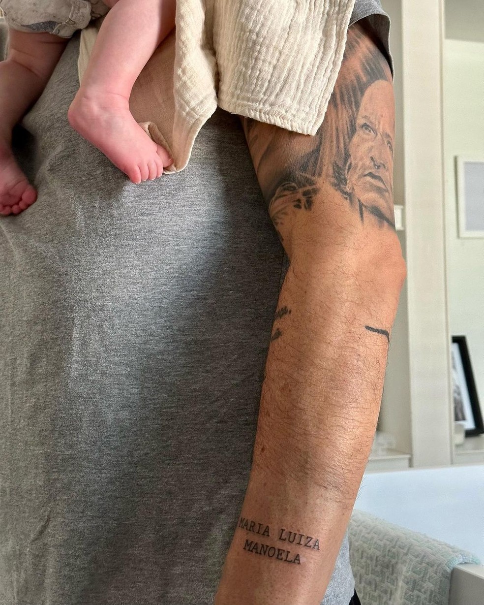 Paulinho Vilhena faz tatuagem em homenagem à filha e mulher — Foto: Reprodução/Instagram