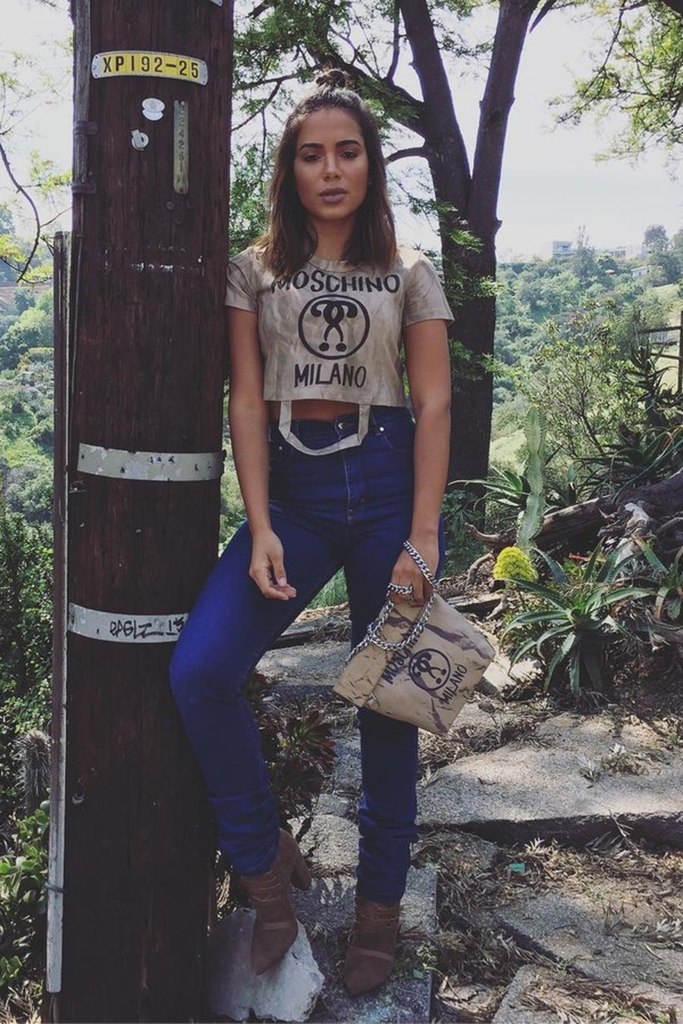 A cropped da Moschino custa R$ 1.510,00; e a bolsa da mesma marca sai por R$ 4.785,00 (Foto: Reprodução Instagram) — Foto: Glamour