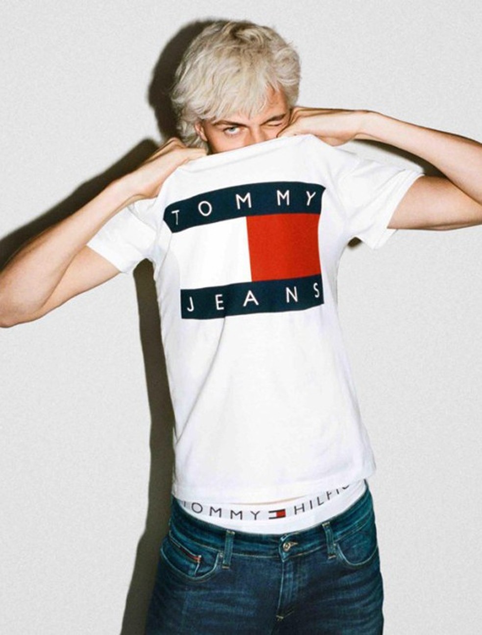 Tommy Hilfiger aposta nos anos 90 em nova coleção