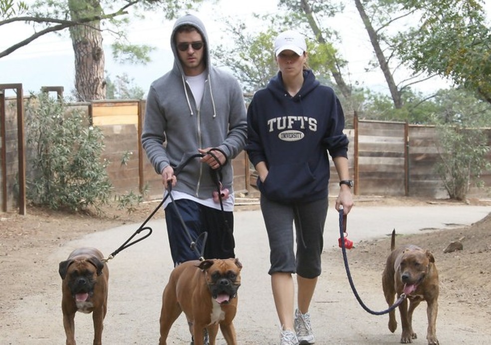 Justin Timberlake e Jessica Biel passeiam com seus cachorros (Foto: Reprodução) — Foto: Glamour