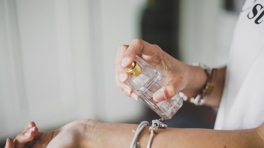 6 perfumes nacionais femininos que deixam rastro e fixam muito na pele