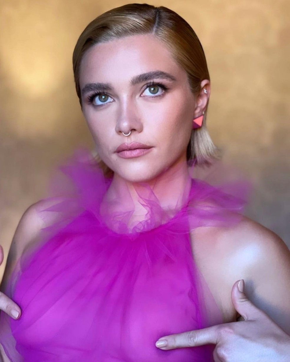 Florence Pugh cobre os mamilos e brinca: "Para quem fica mais confortável com esses pedacinhos de pele mais escura cobertos" — Foto: Instagram @florencepugh