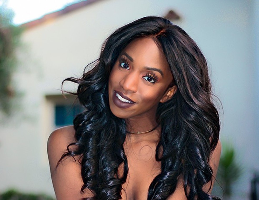 Ofunne Amaka, 28 anos @ofunneamaka “É uma cor ‘muda’, mas ainda dá um toque pop à maquiagem.” Dose of Colors, cor Chocolate Wasted  — Foto: Glamour