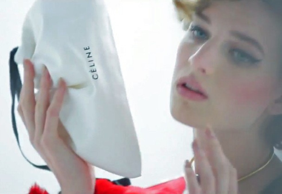 Dust bag é a nova it bag! O que você acha desta ousadia? (Foto: Reprodução) — Foto: Glamour