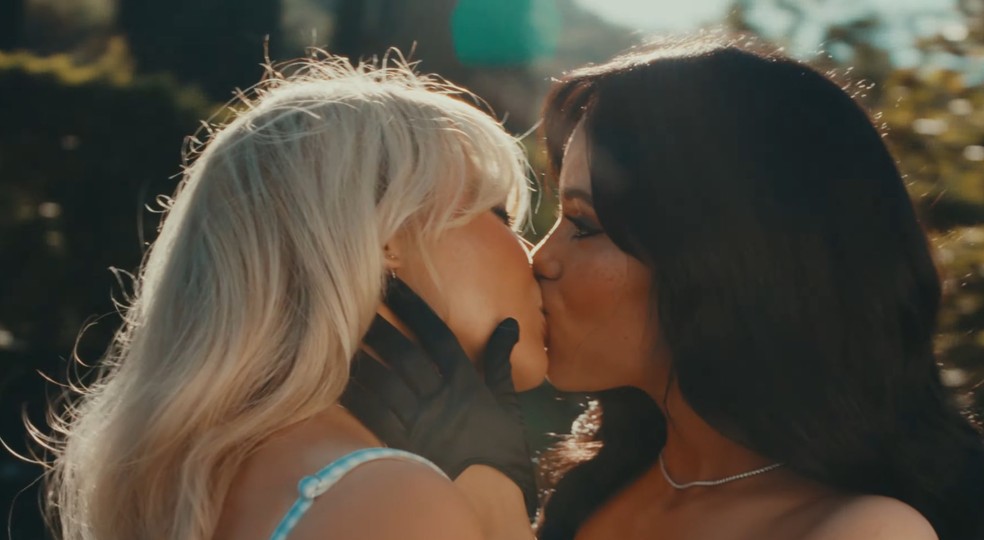 Poop Sabrina Carpenter beija Jenna Ortega em