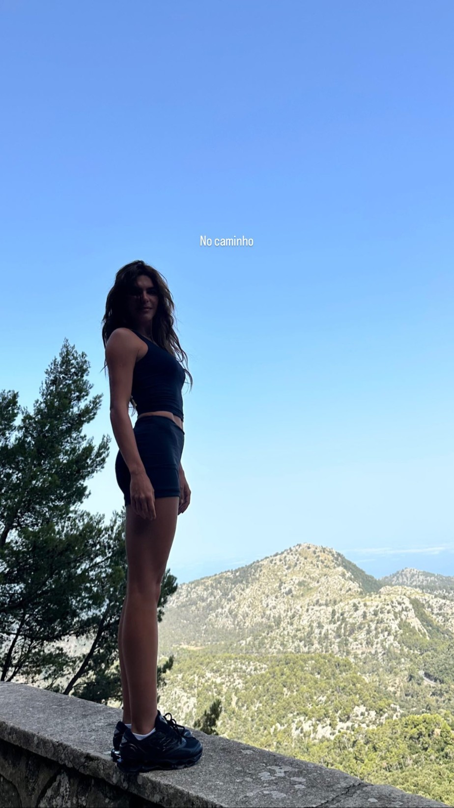 Mariana Goldfarb abre álbum de viagem em Sa Calobra, ilha espanhola de Mallorca